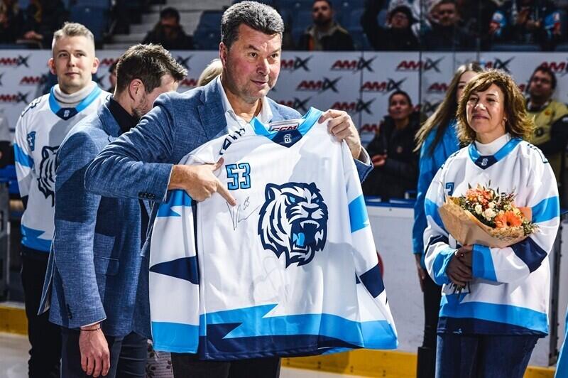 Prezident HC Bílí Tygři Liberec Petr Syrovátko předal zdravotníkům na památku dres klubu jako poděkování za dobře odvedenou práci.